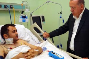 Cumhurbaşkanı Erdoğan, tıp teknisyenini hastanede ziyaret etti