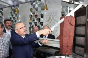 Bakan Ağbal: Döner kesmek bütçe yapmaktan daha zormuş