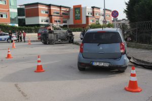 Otomobille çarpışan minibüs yan yattı