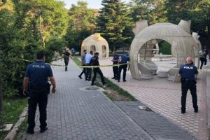 Kavgayı ayırmaya çalışan iki kişi...