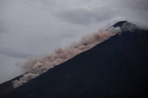 Fuego Yanardağı'nda sıcak kaya ve tortu akıntısı
