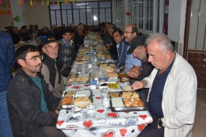 Köylüler 20 yıldır aynı sofrada iftar açıyor