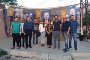 Broşür dağıtan AK Parti'li gençlere saldırı