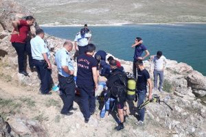 Serinlemek için girdiği gölette boğuldu