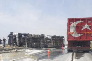 Devrilen TIR'ın altında kalan sürücü öldü
