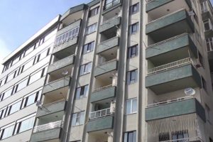 Dairede mahsur kalan kızı, itfaiye ve polis kurtardı