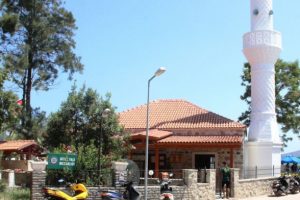 Camide sigara içen genç imamı bıçakladı