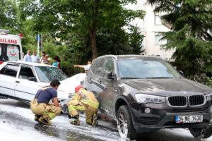 Virajı alamayan otomobil sokağı birbirine kattı