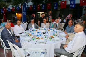 Bursa'da Cumhuriyet Caddesi'nde iftar coşkusu