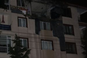 Apartmanın dördüncü katına yıldırım düştü