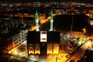 Bursa'da kubbesi açılan camiye Kadir Gecesi'nde yoğun ilgi