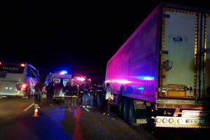 Bursa'da arıza yapan otobüse tır çarptı: 2 ölü, 10 yaralı