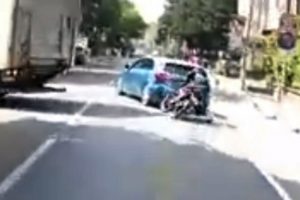 Motosikletlilerin ölümden döndüğü kazalar kamerada