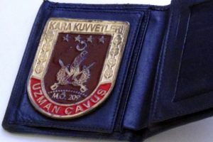 Gerçek polis ve askerleri dolandırdılar!