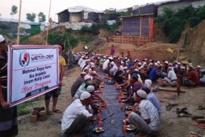 Harçlıklarıyla 400 Arakanlıya iftar verdiler