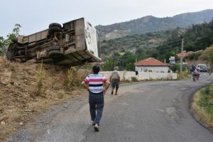 Minibüs devrildi: 4'ü çocuk 13 yaralı