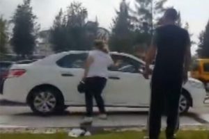 Hacizli aracına taşla saldırdı