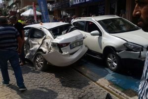 Kamyon ortalığı savaş alanına çevirdi
