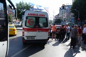 Motosiklet duran otomobile çarptı: 1 yaralı