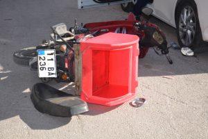 Motosiklet park halindeki araca çarptı: 1 yaralı