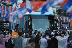 Cumhurbaşkanı Erdoğan Bursa'da halkı selamladı, satranç takımı dağıttı