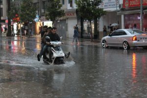 Denizli'de sağanak yağış su baskınlarına neden oldu