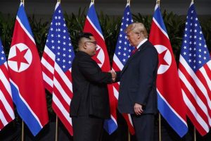 Trump ile Kim bir araya geldi