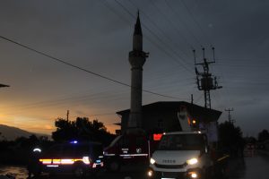 Cami minaresine yıldırım düştü