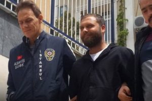 Sorduğu soruya kızıp arkadaşını öldürdü!