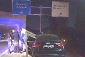 Yol ayrımındaki bariyerlere çarpan sürücü yaralandı