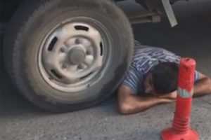 Tezgahını almasınlar diye aracın altına girdi!