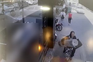 Güpegündüz halıyı böyle çaldı