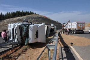 TIR devrildi, 25 ton buğday yola saçıldı