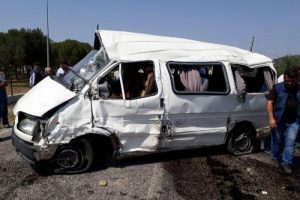 Minibüsle otomobil çarpıştı: 2 ölü, 8 yaralı