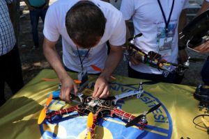 Öğrenciler kendi Drone'larını uçurdu