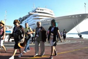 Kuşadası'na 2 bin 700 yolcu geldi