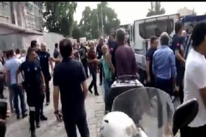 Zabıtalarla seyyar satıcıların kavgası kamerada