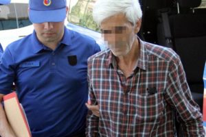 Ahırda önce hayvanı sonra karısını dövdü!