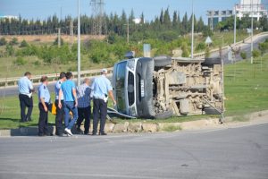 Yolcu midibüsü devrildi: 3 yaralı