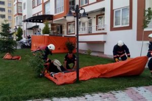 Yedinci kattan atlamak istedi, polis kurtardı