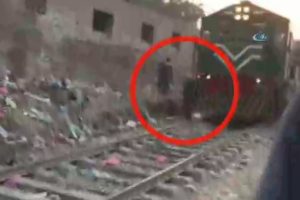Tren yaşlı adama böyle çarptı