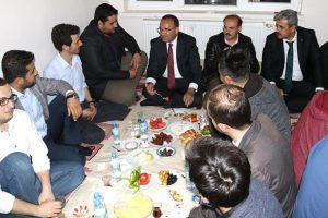 Başbakan Yardımcısı Bozdağ gençlerle sahur yaptı