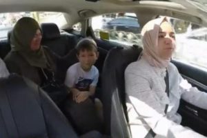 Aile Bakanı Kaya Seçim Taksi'nin direksiyona geçti
