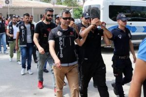 Tutuklandıklarını öğrenince 150 kişi kavga çıkardı!