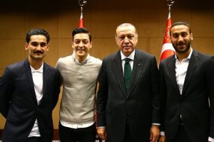 Merkel de Özil ve Gündoğan'la görüşmüş!