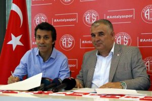 Korkmaz, Antalyaspor ile sözleşme imzaladı