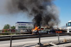 Yanan minibüs trafiği felç etti!