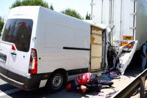 Panelvan TIR'a saplandı: 2 yaralı