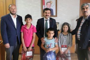 Buldukları parayı camiye bırakan çocuklara ödül