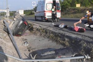 Lastiği patlayan otomobil bariyere girdi
